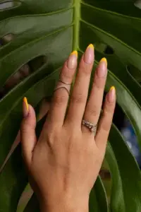 Manicure elegante al centro estetico Esteticaeimmagine di Varese