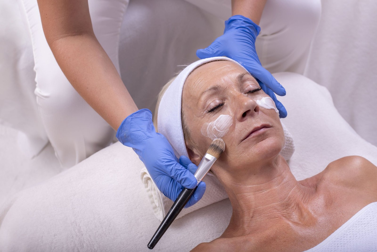 Trattamento viso anti-age in cabina a Varese